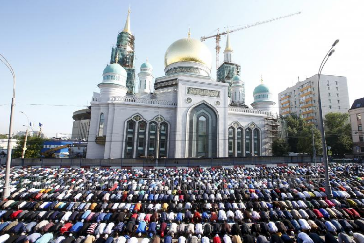 Muslimové před mešitou v Moskvě